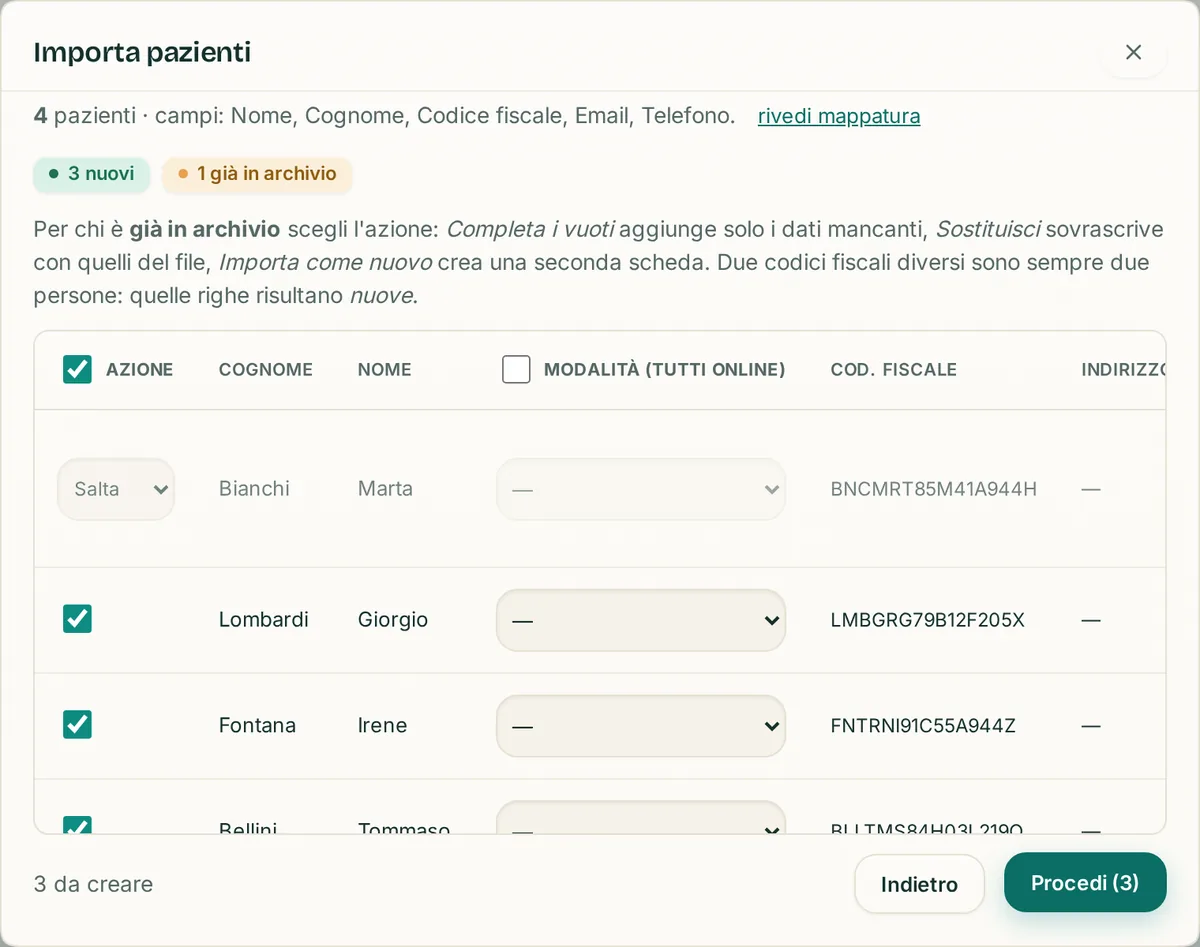L'anteprima dell'import in PsicoVoice: quattro pazienti dal file, tre nuovi e uno già in archivio, da saltare, completare o sostituire prima di confermare.